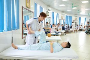 Cơ hội việc làm ngành Phục hồi chức năng hiện nay ngày càng rộng mở do nhu cầu chăm sóc và phục hồi sức khỏe tăng mạnh