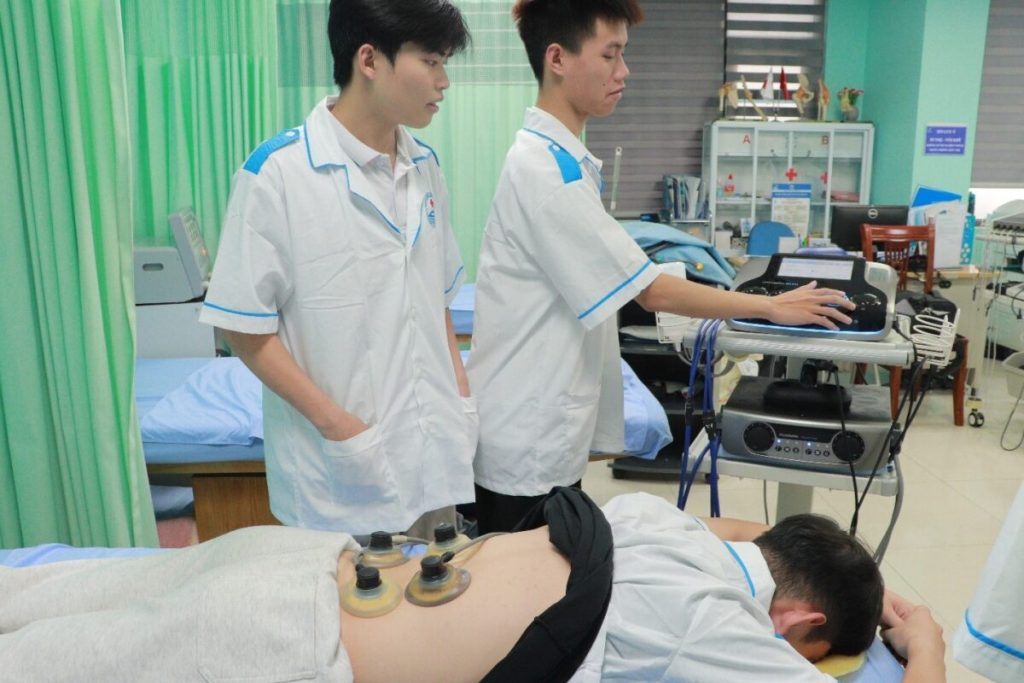 Lương ngành Phục hồi chức năng bao nhiêu? Cập nhật mới nhất